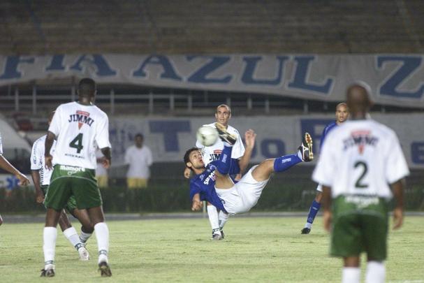 Fred em ação pelo Cruzeiro entre 2004 e 2005
