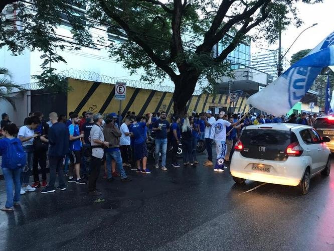 Torcida do Cruzeiro durante votação de mudança do Estatuto do clube. Assembleia geral autorizou venda de até 90% das ações da SAF para investidores. Houve festa dos cruzeirenses no Parque Esportivo do Barro Preto, em BH, devido à possibilidade de chegada de recursos para tornar futebol mais competitivo a partir de 2022.