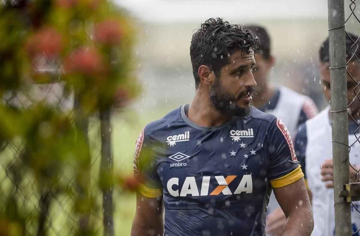 Elenco do Cruzeiro precisou deixar o campo da Toca da Raposa II aps tempestade em BH
