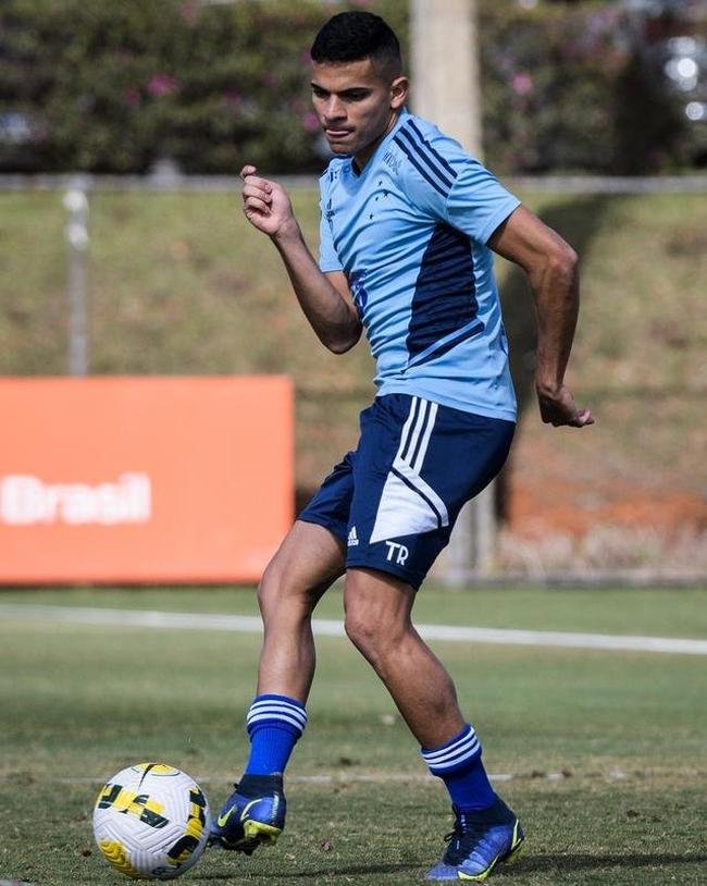 Fotos do treino do Cruzeiro neste domingo, na Toca da Raposa II. As novidades foram as presenas do atacante Rafa Silva, recuperado de incmodo no p direito, e dos recm-contratados Luis Felipe (zagueiro, ex-PSV da Holanda) e Bruno Rodrigues (atacante, ex-Famalico de Portugal)