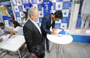 Zagueiro Leo lanou no Barro Preto o livro A Quinta Estrela, sobre o penta da Copa do Brasil. Presidente eleito, Wagner Pires de S prestigiou evento