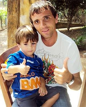 Craque Montillo, com o filho Valent�n, durante entrevista ao Superesportes