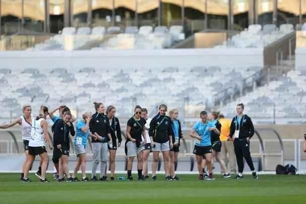 Jogadoras de futebol da Nova Zelndia brincaram e tiraram muitas fotos no Gigante da Pampulha