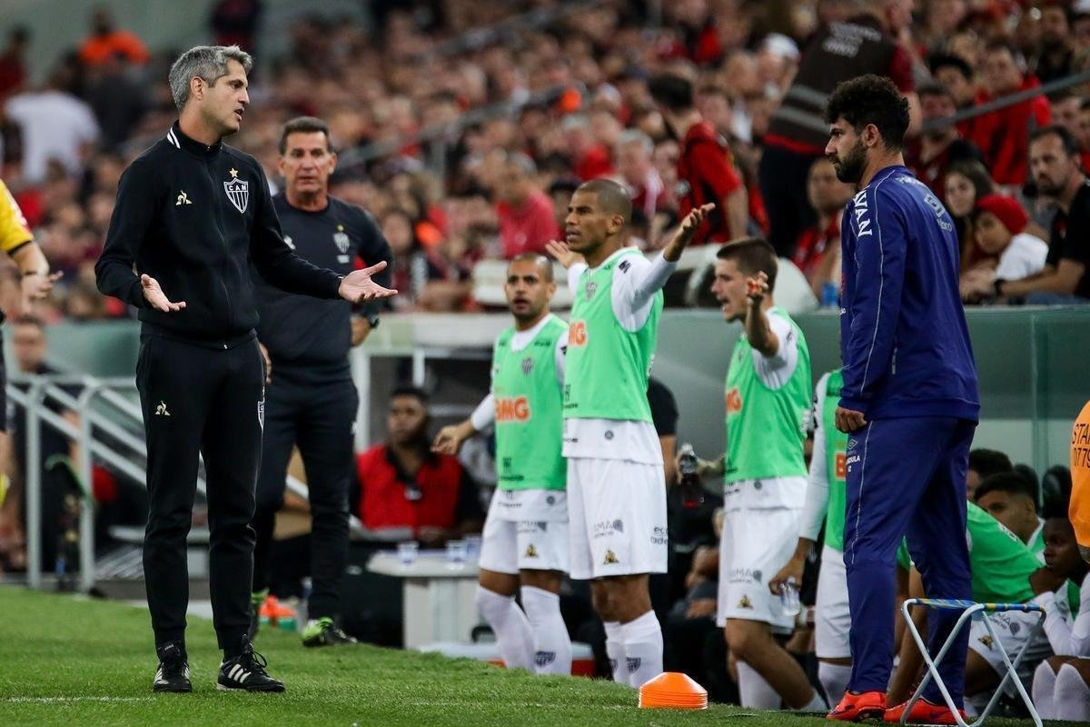 Galo perdeu muitas chances e acabou derrotado pelo xará paranaense