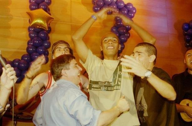 Aps a grande festa no Mineiro com a vitria sobre o Paysandu por 2 a 1, e tambm nas ruas de Belo Horizonte, em desfile carro aberto, jogadores, integrantes da comisso tcnica e dirigentes do Cruzeiro comemoraram o ttulo brasileiro e a indita Trplice Coroa de 2003 em evento fechado no hotel Ouro Minas, em Belo Horizonte. Familiares dos campees estiveram presentes. Imagens do arquivo do Estado de Minas mostraram a euforia dos jogadores, do tcnico Vanderlei Luxemburgo, do presidente Alvimar de Oliveira Costa e do vice, Zez Perrella, naquele 30 de novembro.