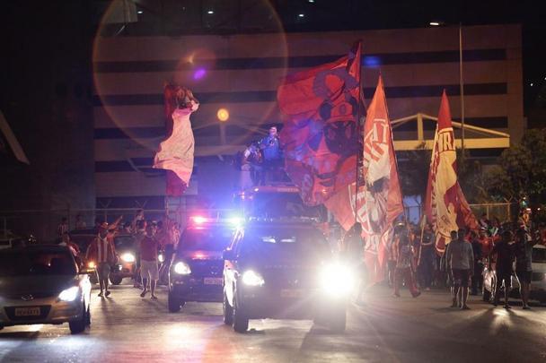 Jogadores, comissão técnica e diretoria do Náutico foram recebidos com festa no desembarque após a conquista do título da Série C do Campeonato Brasileiro, diante do Sampaio Corrêa. A delegação alvirrubra desembarcou em solo pernambucano pouco depois das 23h30 e seguiu em carro aberto para a sede do clube, no bairro dos Aflitos