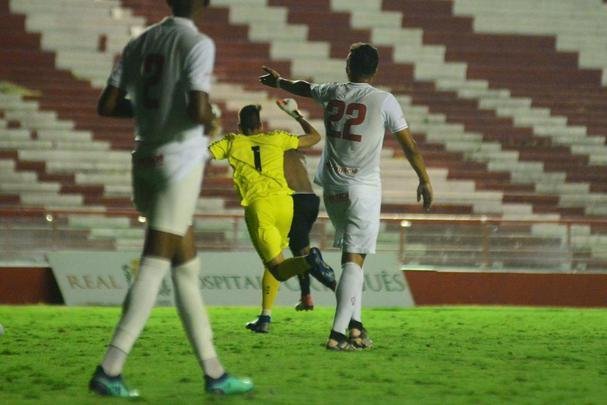 Aps um 2 a 2 no tempo normal, Tlio defendeu o pnalti de Carlo e ajudou o Sport a vencer a disputa na marca da cal por 5 a 4
