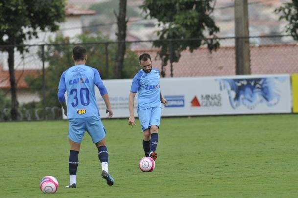 Em atividade na Toca da Raposa II, tcnico Mano Menezes mostrou provvel escalao do Cruzeiro para o jogo contra o Boa: Rafael; Nonoca, Ded, Digo e Marcelo Hermes; Lucas Romero e Bruno Silva; Rafael Sobis, Thiago Neves e Mancuello; Raniel (fotos: Juarez Rodrigues/EM D.A Press)