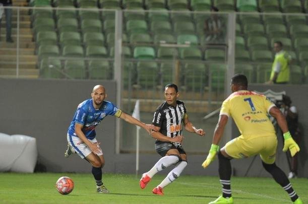 Veja fotos do jogo Atltico x URT