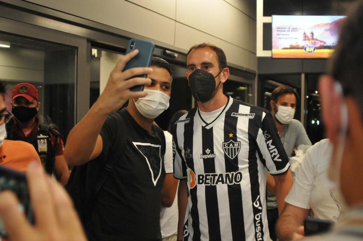 Novo reforo do Atltico, zagueiro uruguaio Diego Godn recebe carinho da torcida no desembarque em Confins