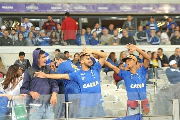Torcida do Cruzeiro encarou frio e crise de abastecimento para apoiar o time contra o Palmeiras, no Mineiro