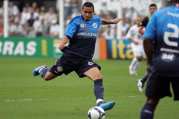 Wellington Paulista (2009): os 28 gols pelo Botafogo em 2008 fizeram a diretoria cruzeirense ficar de olho no centroavante. Sua contratao foi anunciada em 19/12/2008, num vnculo de quatro anos. J em 2009, foi o artilheiro do time, com 26 gols. Em 2012, marcou 28 vezes. Contando todo o perodo na Toca II, Wellington Paulista fez 75 gols em 160 jogos.  o 24 maior artilheiro da histria do clube.