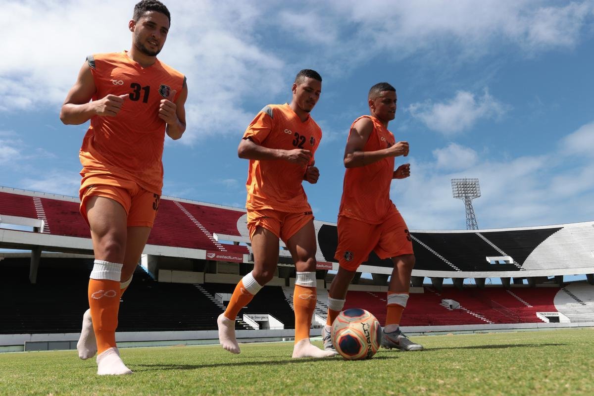 Jogadores do Santa Cruz treinaram no estádio do Arruda, já apresentando trabalhos com bola no gramado, sob a supervisão do técnico Itamar Schülle. Todos os atletas e os membros da comissão técnica seguem submetidos às medidas de afastamento social.