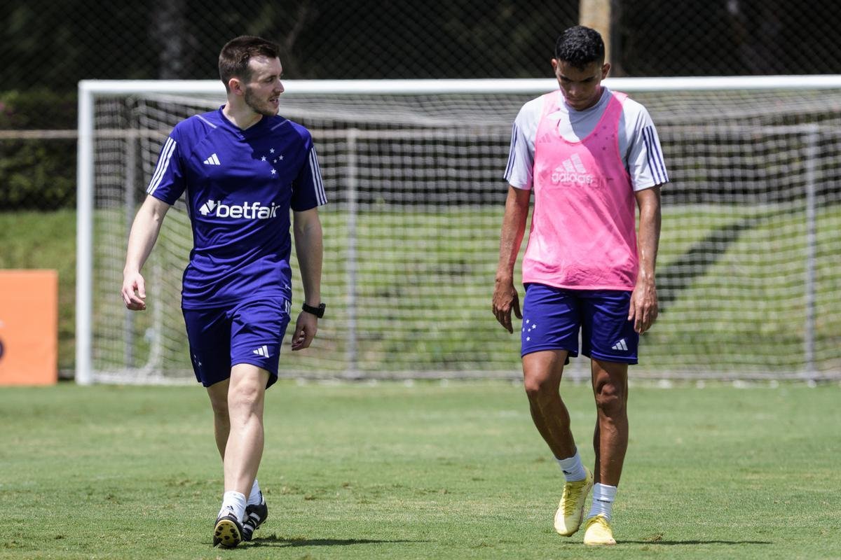 Fotos do primeiro treino do tcnico portugus Pepa no Cruzeiro