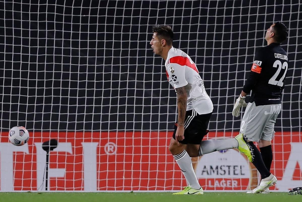 Com 25 casos simultneos de COVID-19, River Plate enfrentou Independiente Santa Fe-COL com apenas 11 jogadores disponveis e com o volante Enzo Prez improvisado como goleiro.