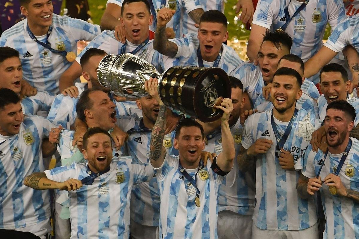 Argentina conquistou 15 ttiulo da Copa Amrica ao vencer o Brasil por 1 a 0, neste sbado, no Maracan. nico gol foi marcado por Di Mara, eleito o destaque da deciso. J o astro Lionel Messi ganhou o prmio de craque da competio.