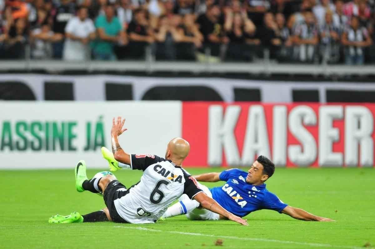Imagens do primeiro tempo do clssico entre Cruzeiro e Atltico, no Mineiro, pela Primeira Liga