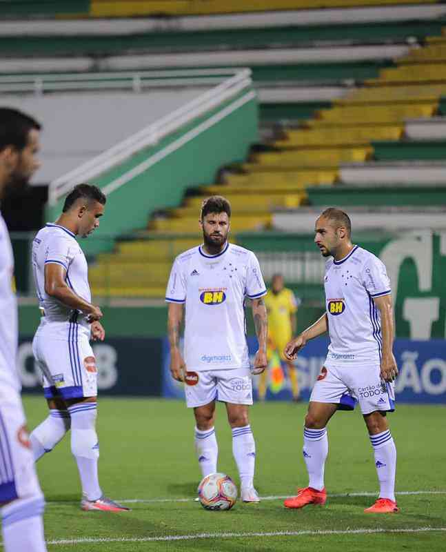 O Cruzeiro venceu a Chapecoense por 1 a 0, em 24 de novembro, na Arena Cond, em Chapec (SC), pela 23 rodada da Srie B. O gol foi marcado pelo atacante Rafael Sobis em cobrana de falta.