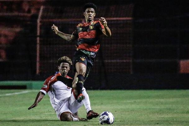 No segundo tempo, o Sport ainda ampliou o placar com Jean Patrick. Porém, com a expulsão do capitão Sander, o Imperatriz tomou a iniciativa do jogo e chegou ao empate com dois gols de Cesinha.