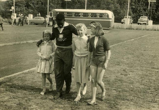 Gotemburgo - Pelé ao lados das crianças suecas que o visitam na concentração da Seleção Brasileira