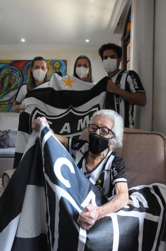 Ana C�ndida de Oliveira Marques, a Vov� do Galo, de 101 anos, ao lado da filha, Maria Aparecida, e dos netos Marcelo e Sabrina