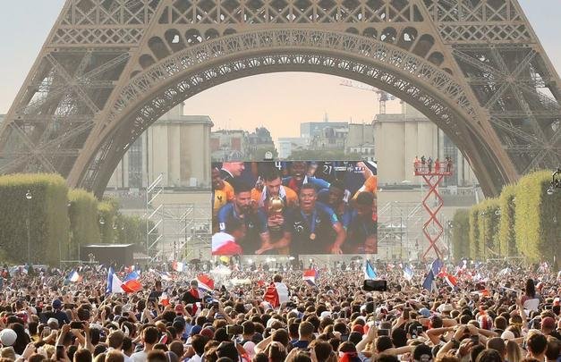Torcedores franceses tomaram principais pontos turísticos e avenidas de Paris para celebrar o bi mundial