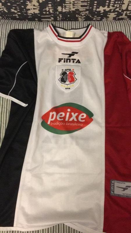 Camisa do Santa Cruz do ano de 2001 está entre as peças que o torcedor Sérgio Lêdo coleciona em seu acervo pessoal