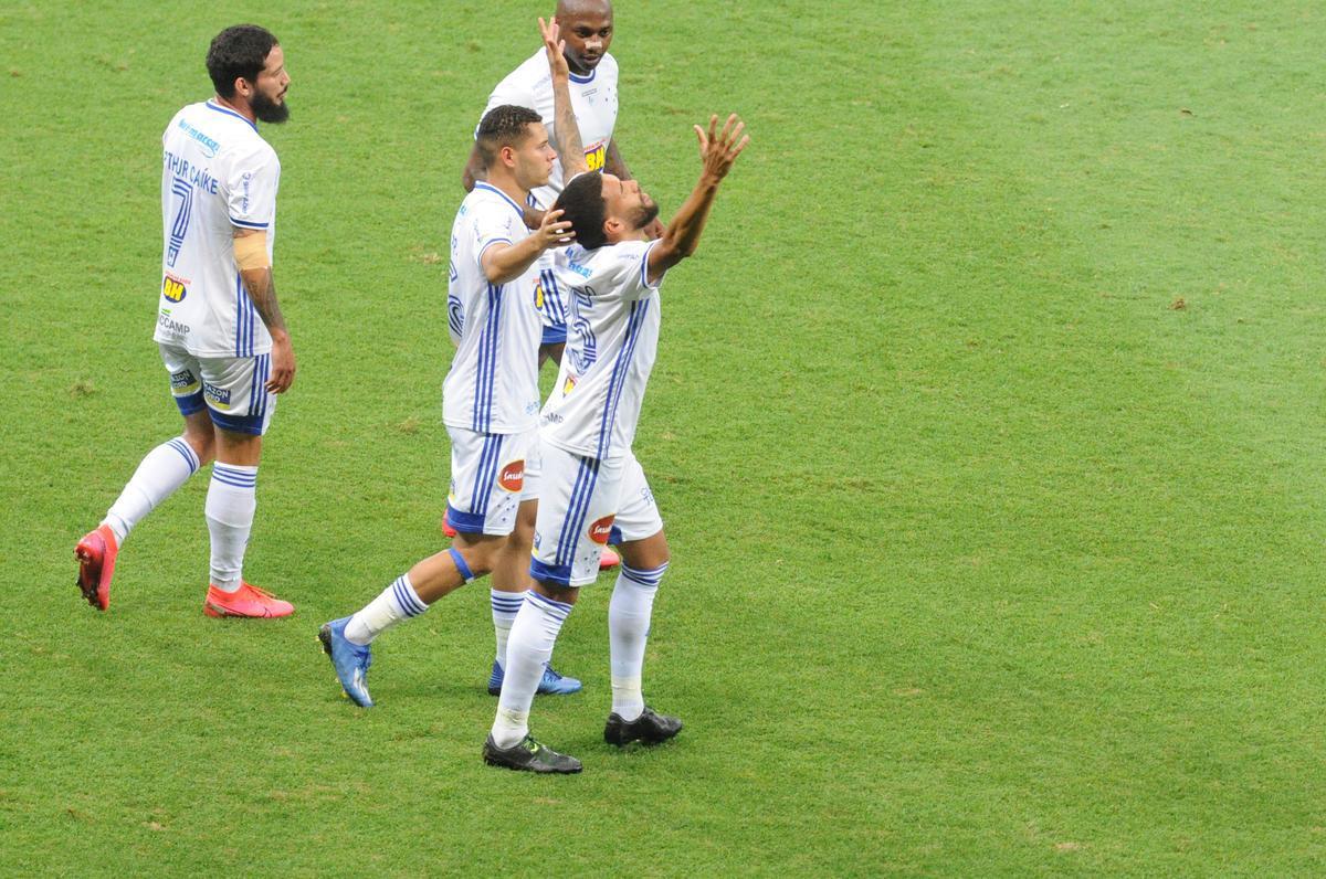 Fotos do jogo entre Cruzeiro e Ponte Preta, no Mineiro, em Belo Horizonte, pela 12 rodada da Srie B do Campeonato Brasileiro