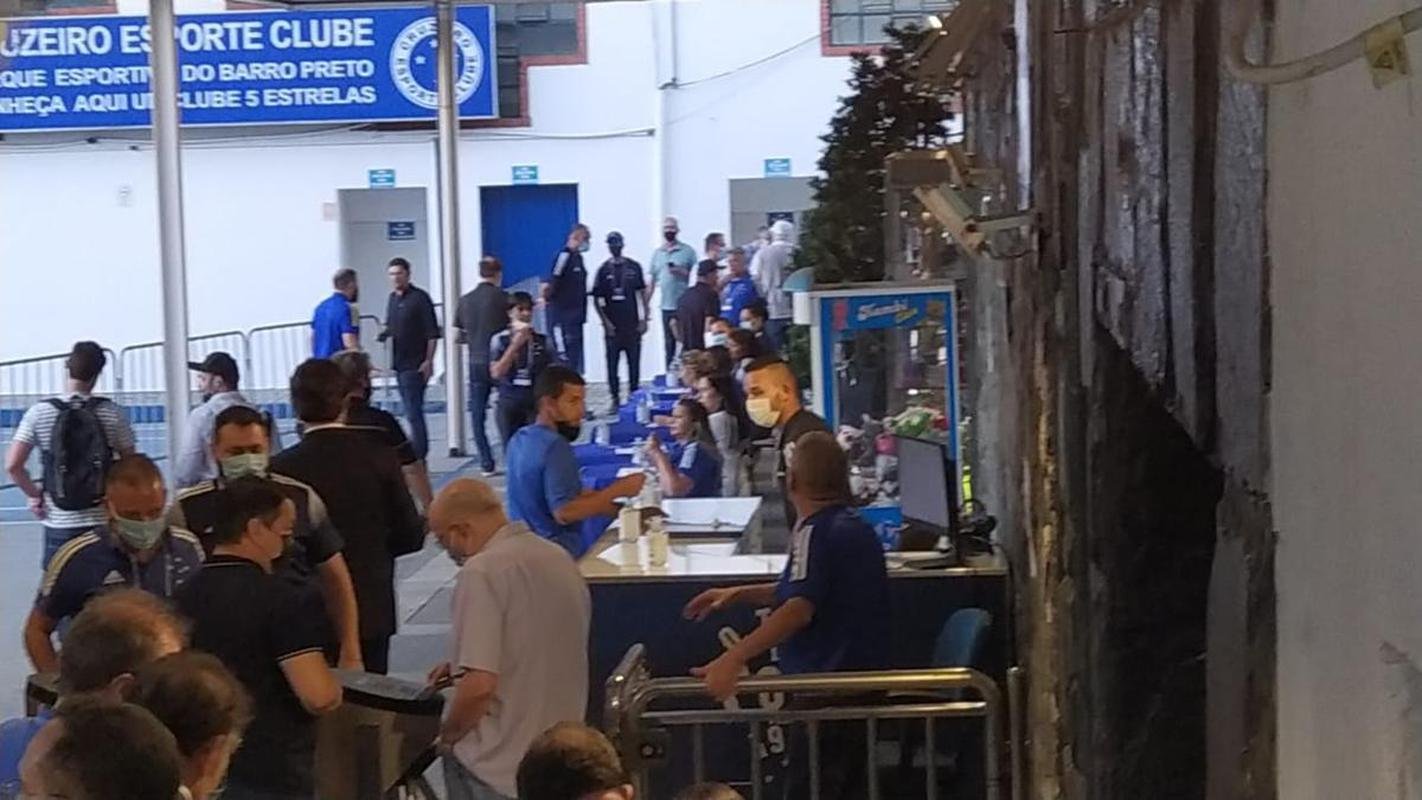 Torcida do Cruzeiro foi em peso ao Parque Esportivo do Barro Preto para fazer press�o pela aprova��o da venda da SAF a Ronaldo
