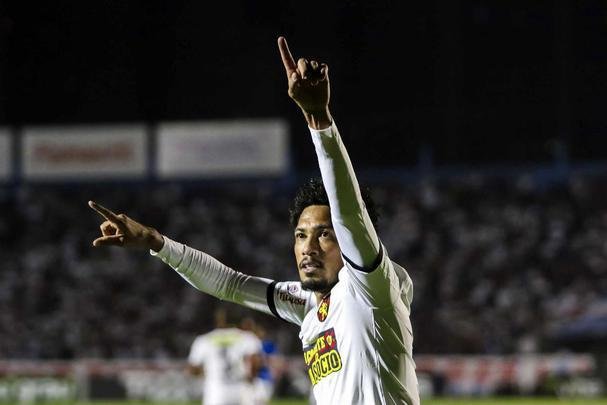 Contra o Paraná, Hernane quebrou jejum de seis partidas sem marcar pela Série B