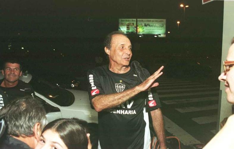 Procpio dirigiu o Atltico em 328 partidas, num total de seis passagens. Os perodos foram 1979/1981, 1984/1985, 1992, 1995/1996, 2003 e 2004/2005. Sob o comando dele, o Galo foi campeo da Copa Conmebol de 1992. Ele levantou a taa nos Mineiros de 1978, 1979 e 1980. Na foto, Procpio em sua passagem pelo Atltico no ano de 2005.