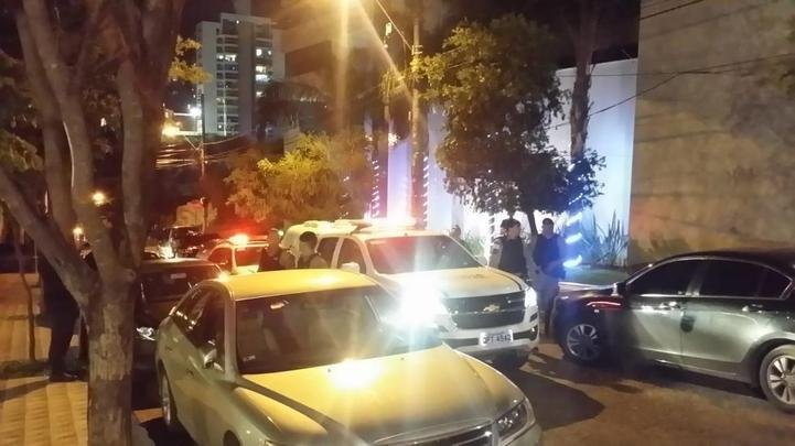 Protesto diante da residncia do presidente do Cruzeiro, Wagner Pires de S. Torcedores querem a renncia imediata do dirigente para que Conselho Gestor assuma o comando