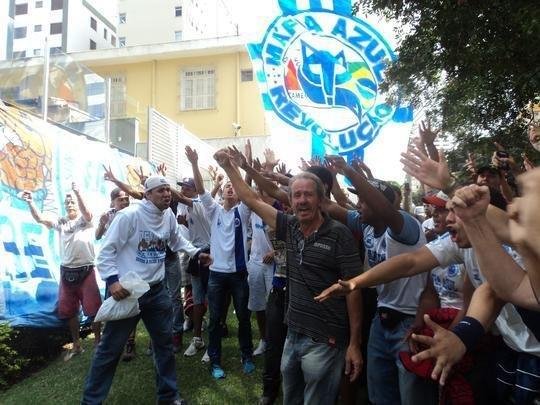 Novo reforo do Cruzeiro, Jlio Baptista foi recepcionado pelo presidente Gilvan de Pinho Tavares e acenou para torcedores da sacada da sede administrativa no Barro Preto