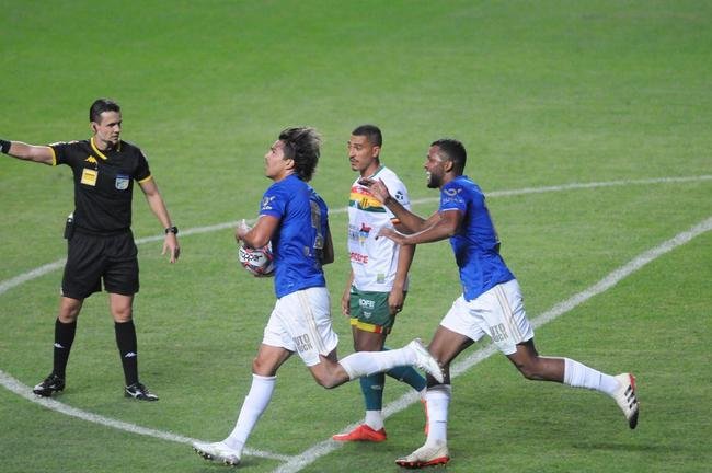 Fotos do duelo entre Cruzeiro e Sampaio Corra, no Independncia, em Belo Horizonte, pela 18 rodada da Srie B do Campeonato Brasileiro