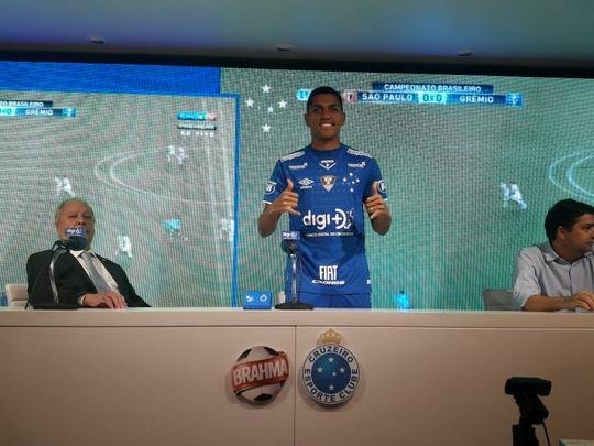 Pedro Rocha foi apresentado pelo Cruzeiro na tarde desta sexta-feira (05/04)