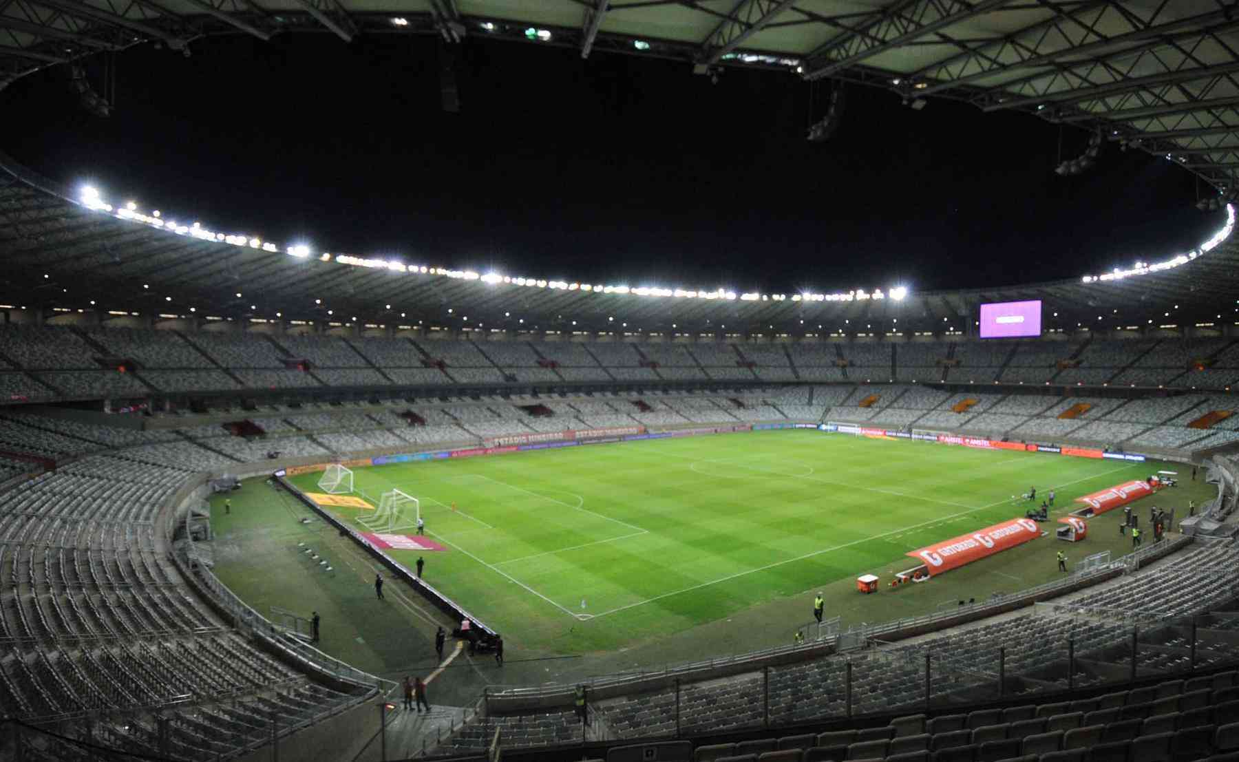 Campo De Jogos Com O Poço Da Bola Interno Criança Alegre Que Tem O