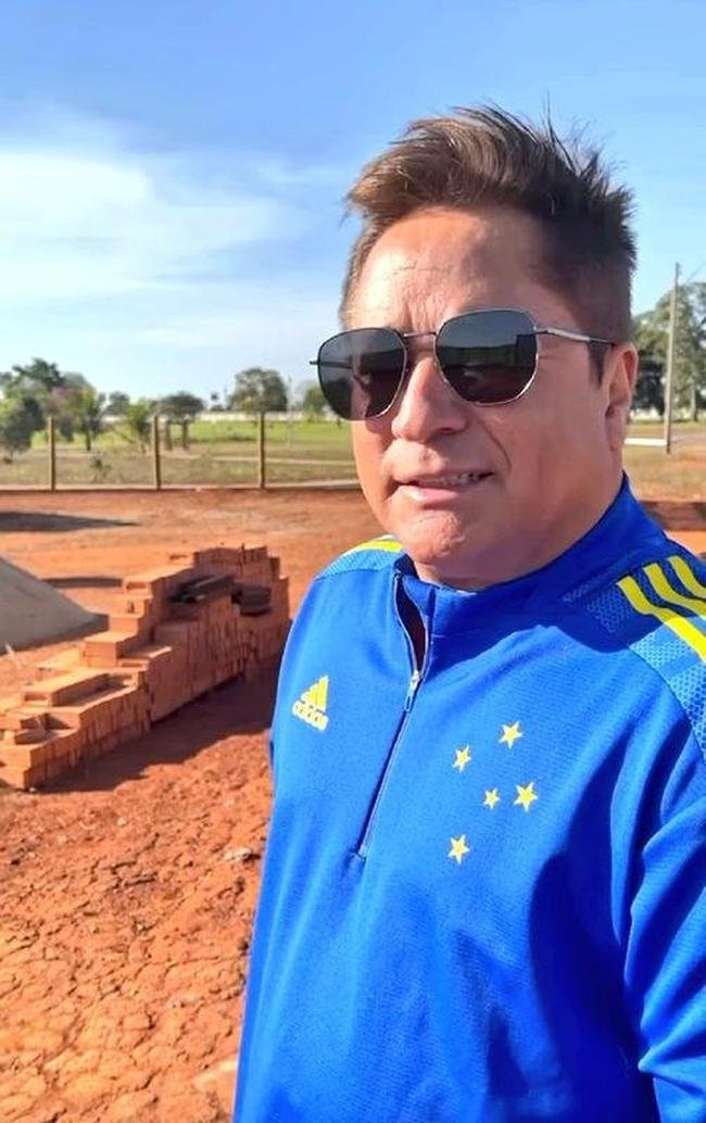 Cantor Leonardo apareceu com a camisa do Cruzeiro nas redes sociais