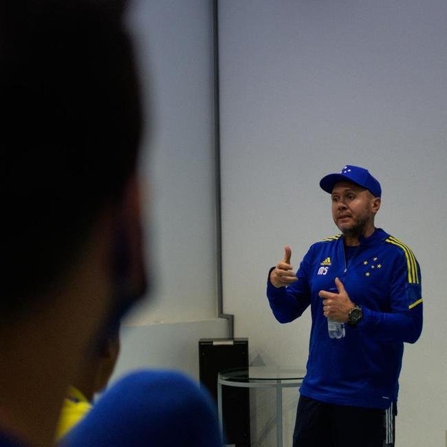 Mozart teve primeiro contato com jogadores do Cruzeiro nesta sexta-feira (11/06), na Toca da Raposa II