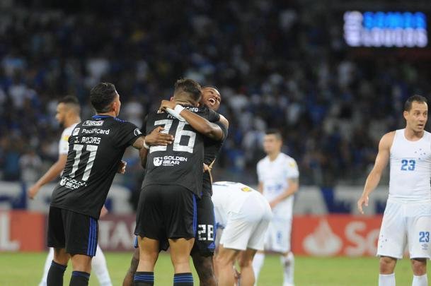 08/05/2019 - bastava ao Cruzeiro ganhar do Emelec por 1 a 0 para terminar a fase de grupos da Copa Libertadores com 100% de aproveitamento e nenhum gol sofrido. Seria uma combinao indita na histria da competio sul-americana. Mas os equatorianos surpreenderam e venceram por 2 a 1, no Mineiro. Coincidncia ou no, o revs foi a porta de entrada para a derrocada celeste em 2019. Depois daquele jogo, a Raposa disputou 43 partidas, obtendo seis vitrias, 19 empates e 18 derrotas.