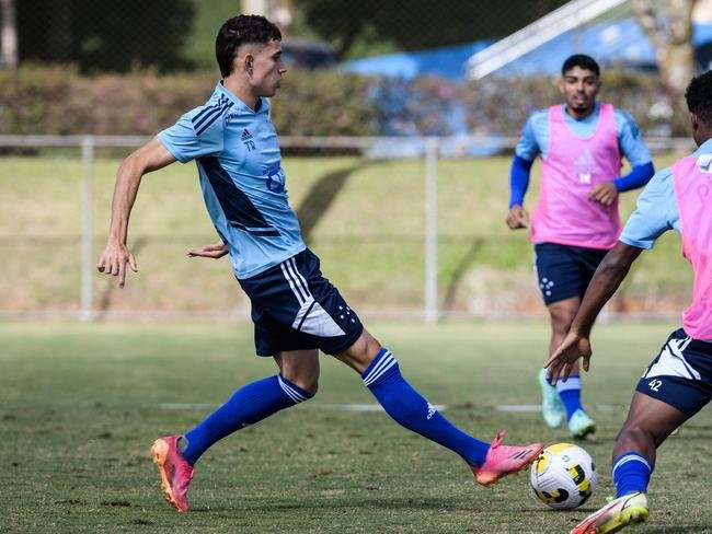 Fotos do treino do Cruzeiro neste domingo, na Toca da Raposa II. As novidades foram as presenas do atacante Rafa Silva, recuperado de incmodo no p direito, e dos recm-contratados Luis Felipe (zagueiro, ex-PSV da Holanda) e Bruno Rodrigues (atacante, ex-Famalico de Portugal)