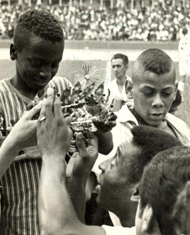 23/11/1969 - Pel  coroado pelo menino Paulinho (Paulo Cezar de Souza, 12 anos) no Mineiro antes do jogo entre Santos e Atltico.