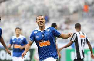 Bucampeo brasileiro pelo Cruzeiro, em 2013 e 2014, o volante Nilton fez 97 apresentaes com a camisa azul e marcou 11 gols. No clube, ainda foi campeo mineiro de 2014.
