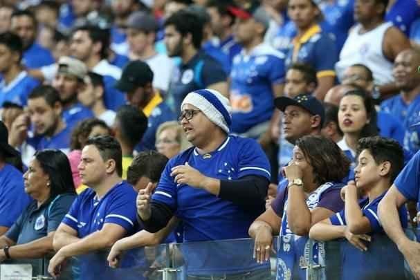 Imagens da torcida do Cruzeiro no jogo contra o Atltico-PR