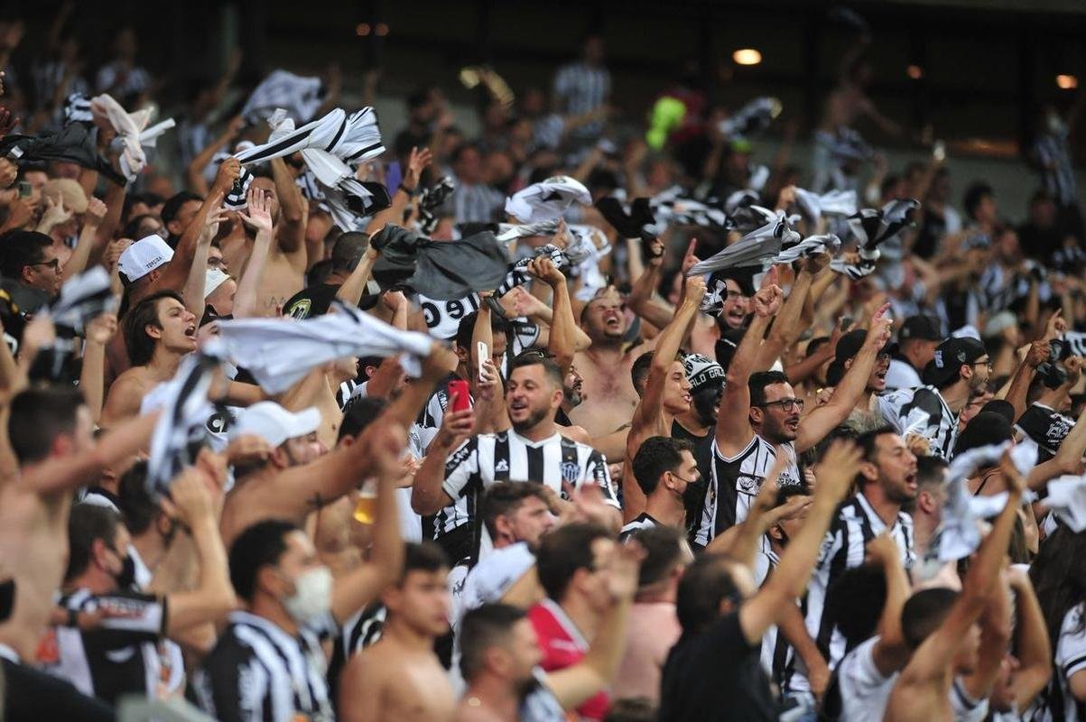 No segundo tempo, de cabea, Vargas abriu o placar para o Atltico no Mineiro: 1 a 0