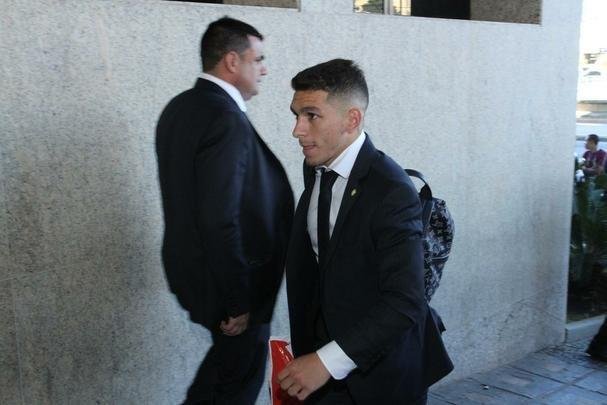 Repleta de estrelas, Seleo Uruguaia chegou a Belo Horizonte no comeo da tarde para a disputa da Copa Amrica. Cavani e Surez, as principais estrelas, mostraram muita simpatia. O meia De Arrascaeta, ex-Cruzeiro, atendeu a um f, mas passou pela imprensa sem dar entrevistas