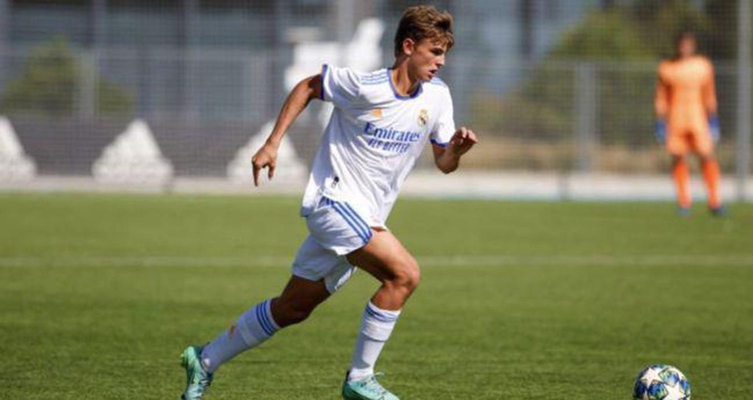 Nico Paz (Argentina) - meia de 18 anos defende o Real Madrid
