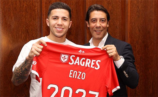 Enzo Fernández posa com a camisa número 2027, alusiva ao tempo de contrato