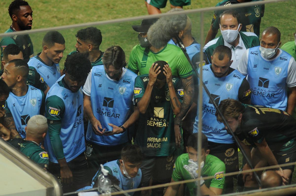 Depois da vitria por 2 a 1, jogadores do Amrica acompanharam pela TV o triunfo da Chape sobre o Confiana, por 3 a 1. O ttulo ficou com os catarinenses e deixou os americanos arrasados no Independncia. O tcnico Lisca era um dos mais abatidos na sada do campo.