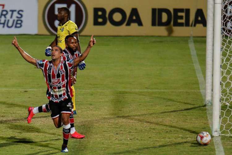 Toty (lateral direito) - Com mais de 30 jogos na temporada, o lateral logo se firmou no time titular do Santa, com boas atuaes, participaes em gols e cobranas de pnalti