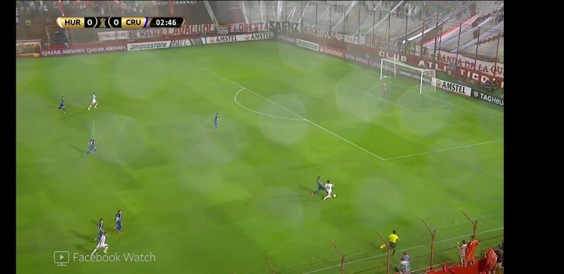 Pingos de chuva atrapalharam qualidade da transmisso da Conmebol, do jogo entre Huracn e Cruzeiro, pelo Facebook Watch